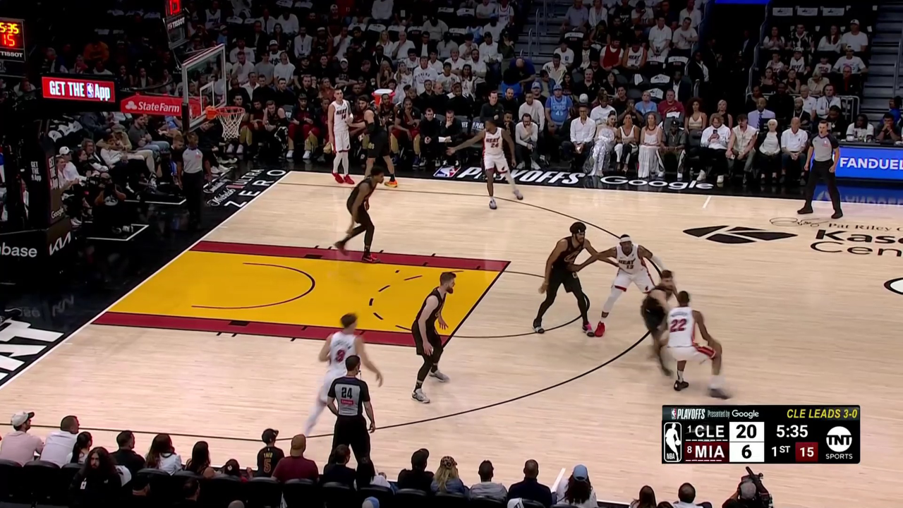 热火球员默契十足，团结一致向胜利进发的简单介绍