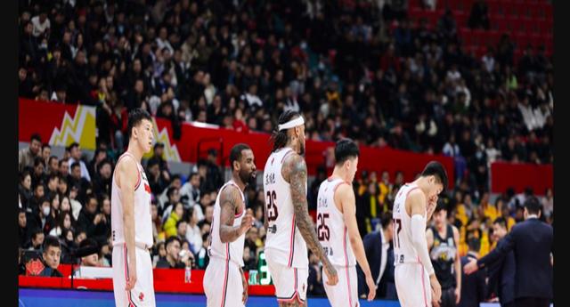 大场面上球员精准投篮，为球队赢得胜利