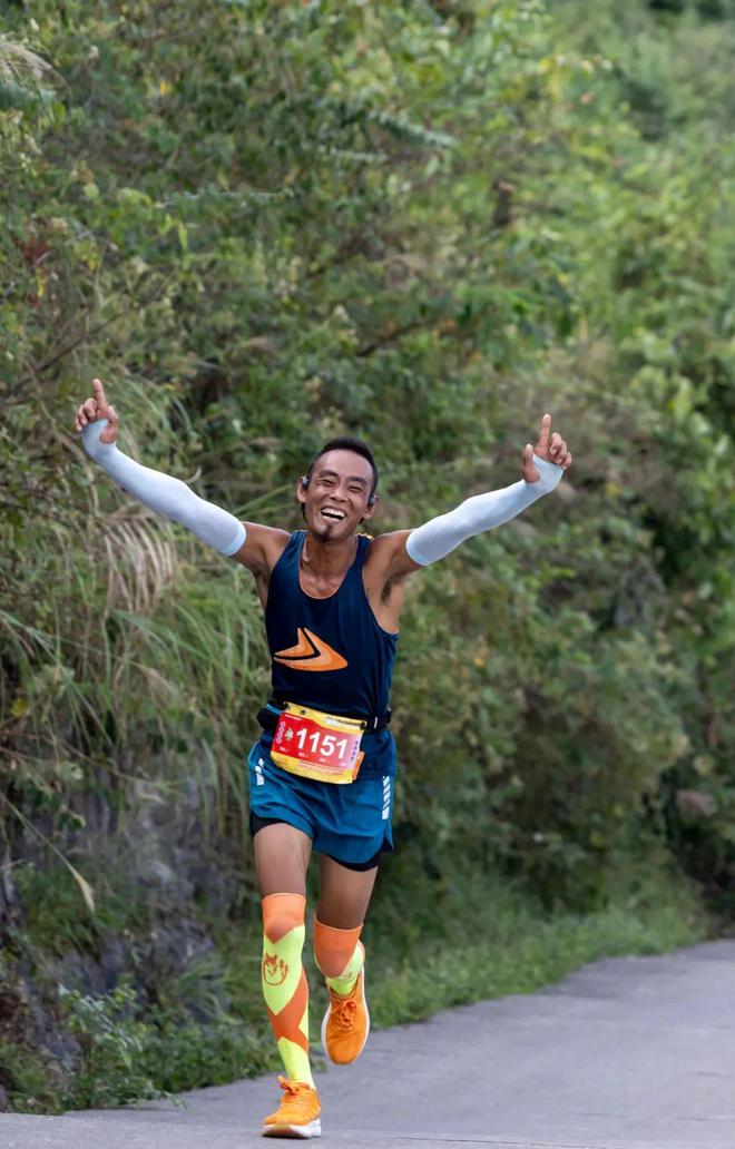 比赛中的精彩瞬间,让人目不转睛 比赛中的精彩瞬间,让人目不转睛