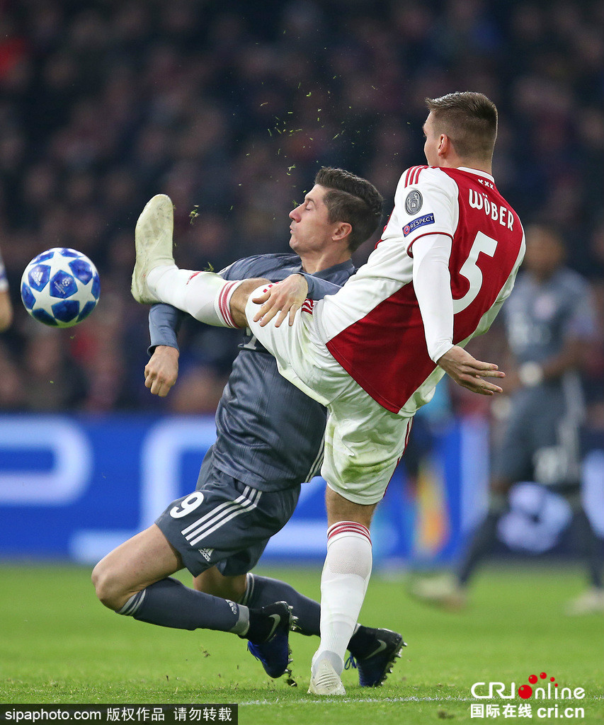 拜仁慕尼黑逆转阿贾克斯，莱万梅开二度的简单介绍