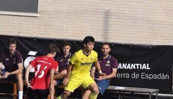 关于里昂足球队在比赛中表现出色赢得掌声的信息