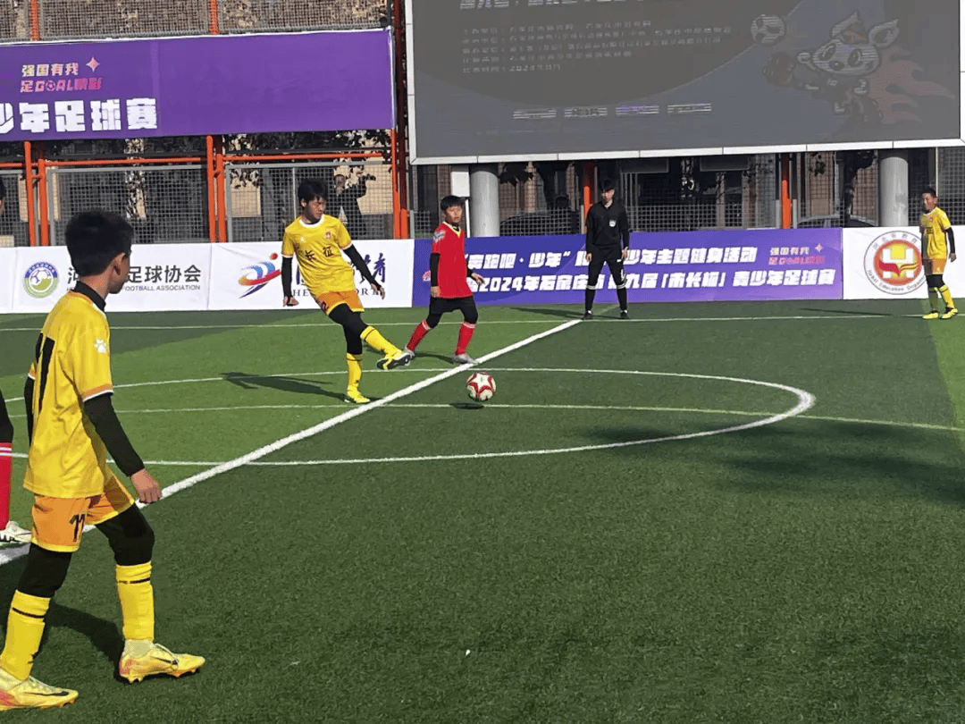 开云体育app-足球赛场上掀起一股新风潮，球员们全力以赴