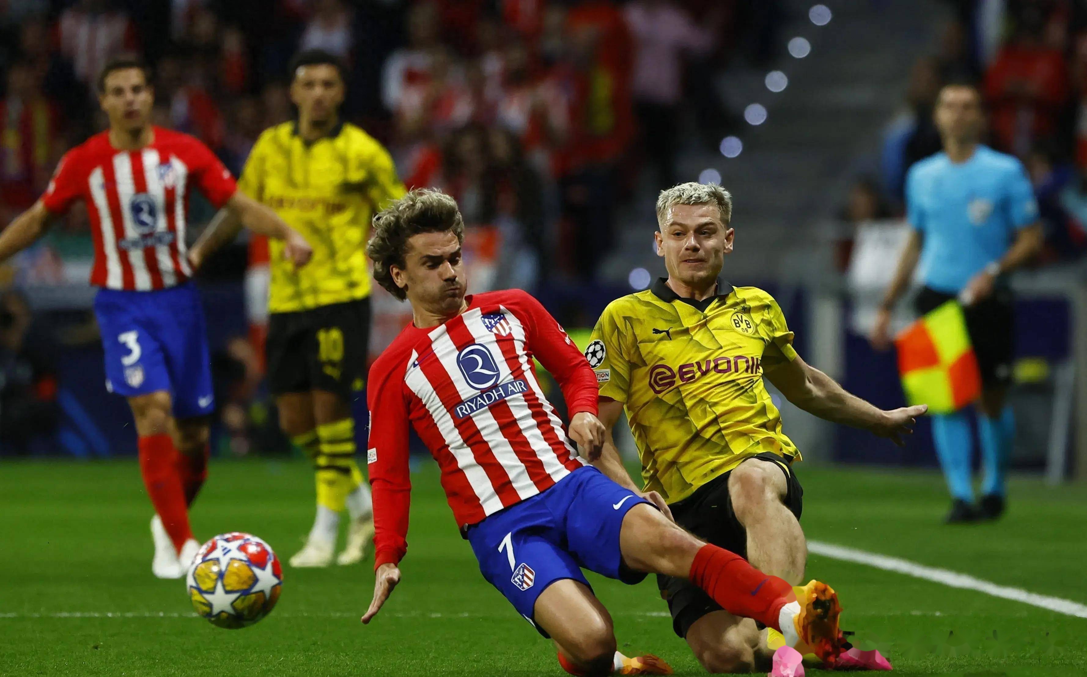 激烈较量赛场疯狂,球员全力以赴追逐胜利 激烈较量赛场疯狂,球员全力以赴追逐胜利