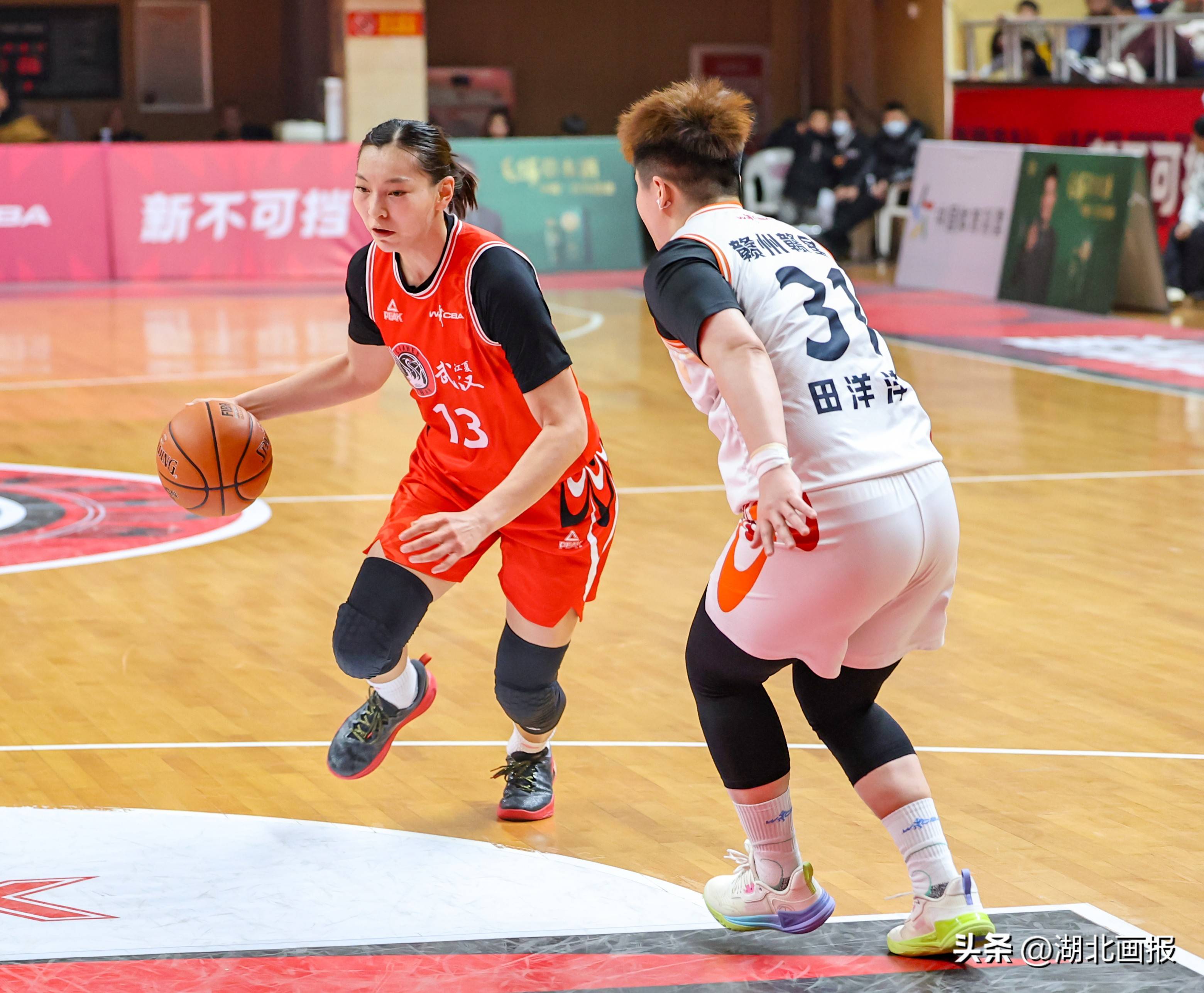 开云体育下载-湖北男篮逆转主场取胜，队员表现突出