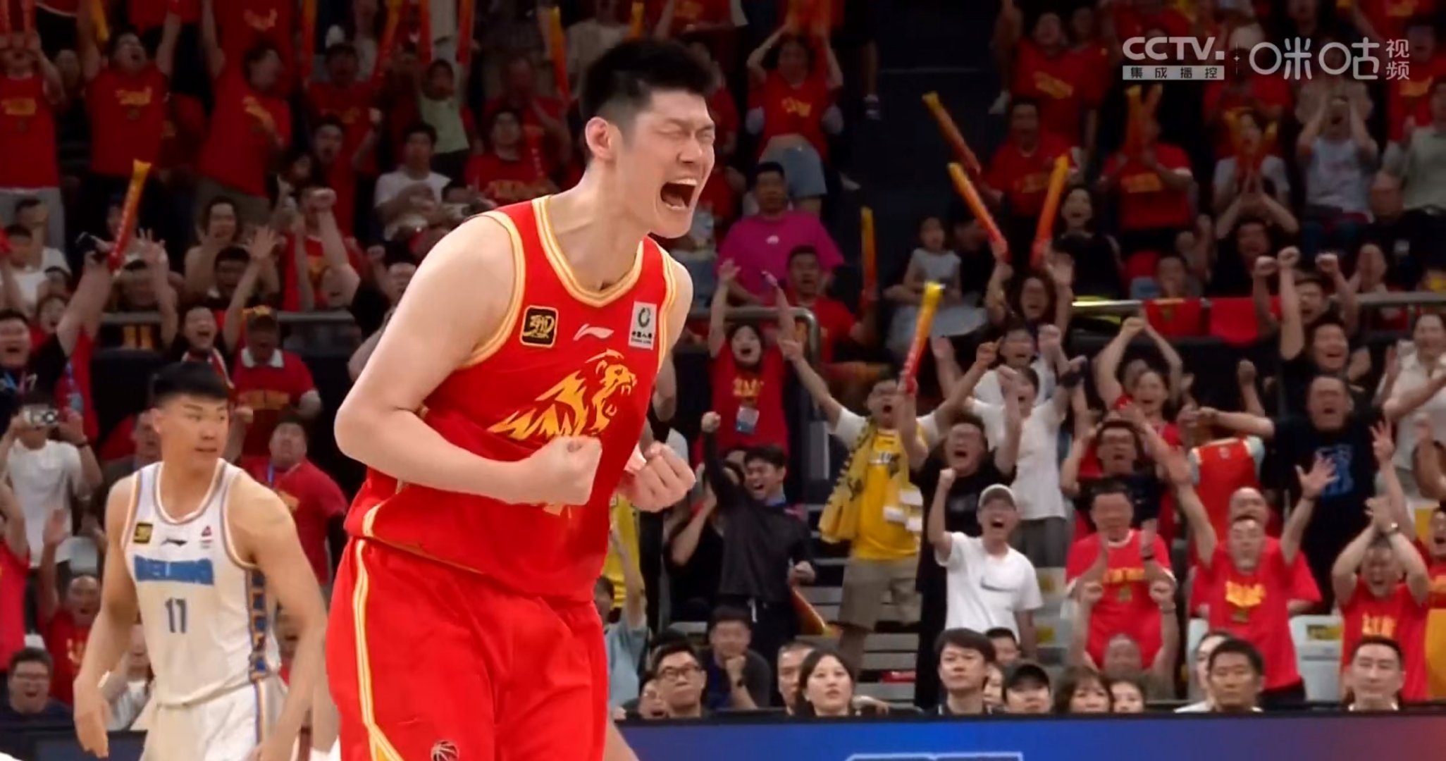 开云体育APP下载-艰难逆转，球员拼搏奋斗全队拼出胜利的简单介绍