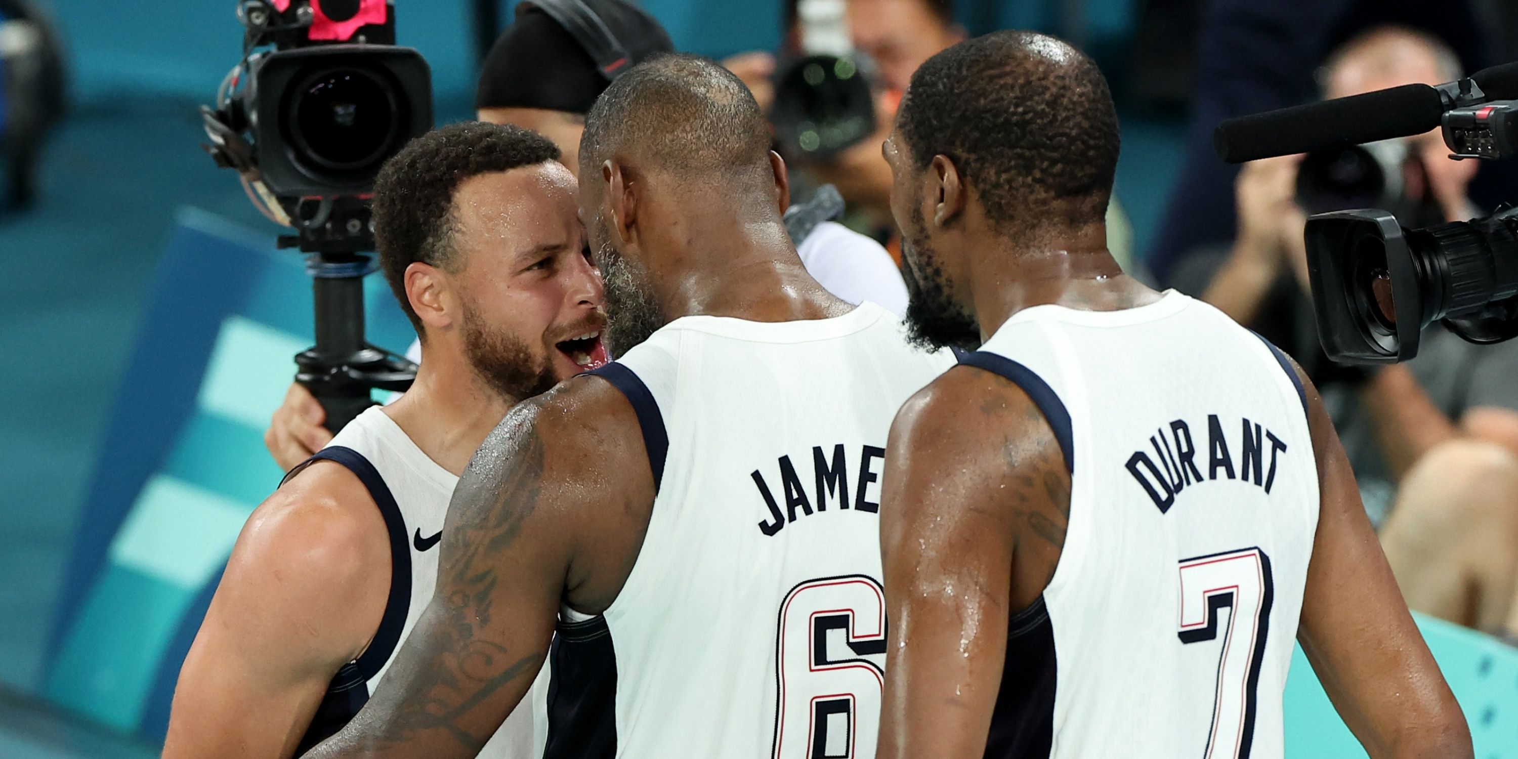 艰难逆转,球员拼搏奋斗全队拼出胜利的简单介绍 艰难逆转,球员拼搏奋斗全队拼出胜利的简单介绍