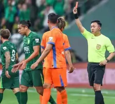 开云体育官方网站-比赛中裁判判罚有争议，引发观众质疑