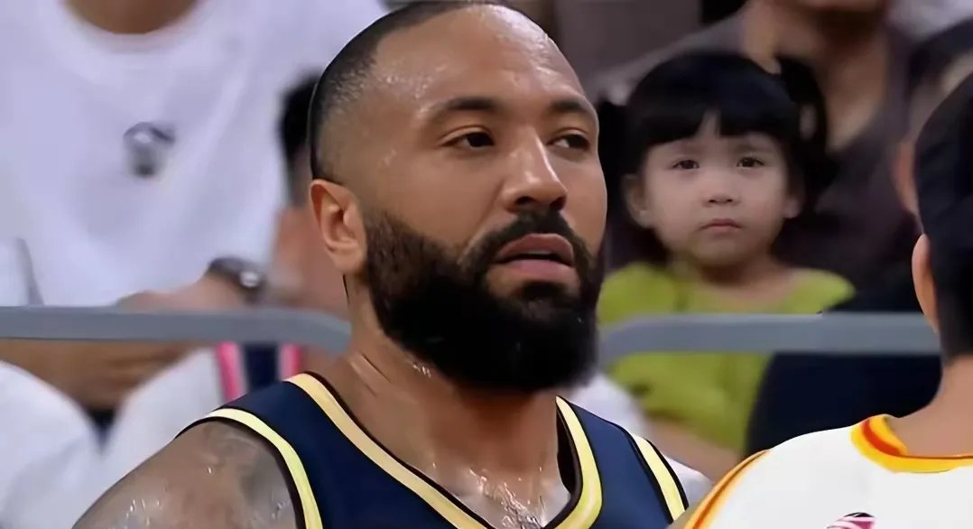 比赛中裁判判罚有争议,引发观众质疑 比赛中裁判判罚有争议,引发观众质疑