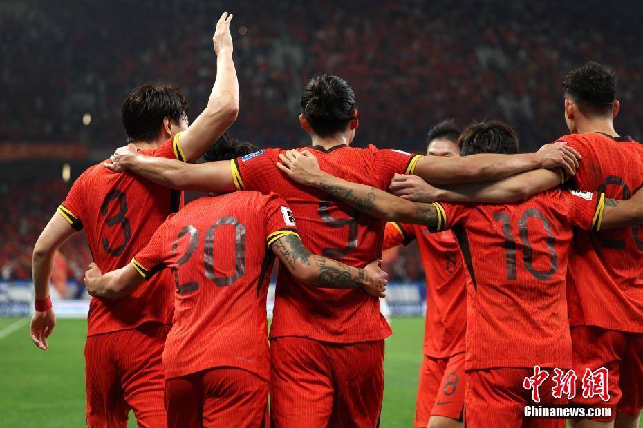 中国足球队在世预赛中斩获胜利