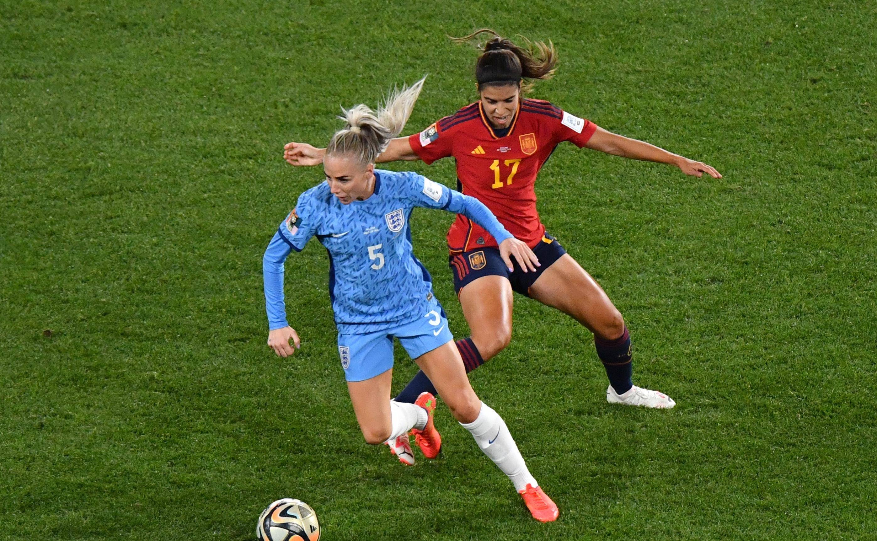 顶级足球对决女运动员精彩表现