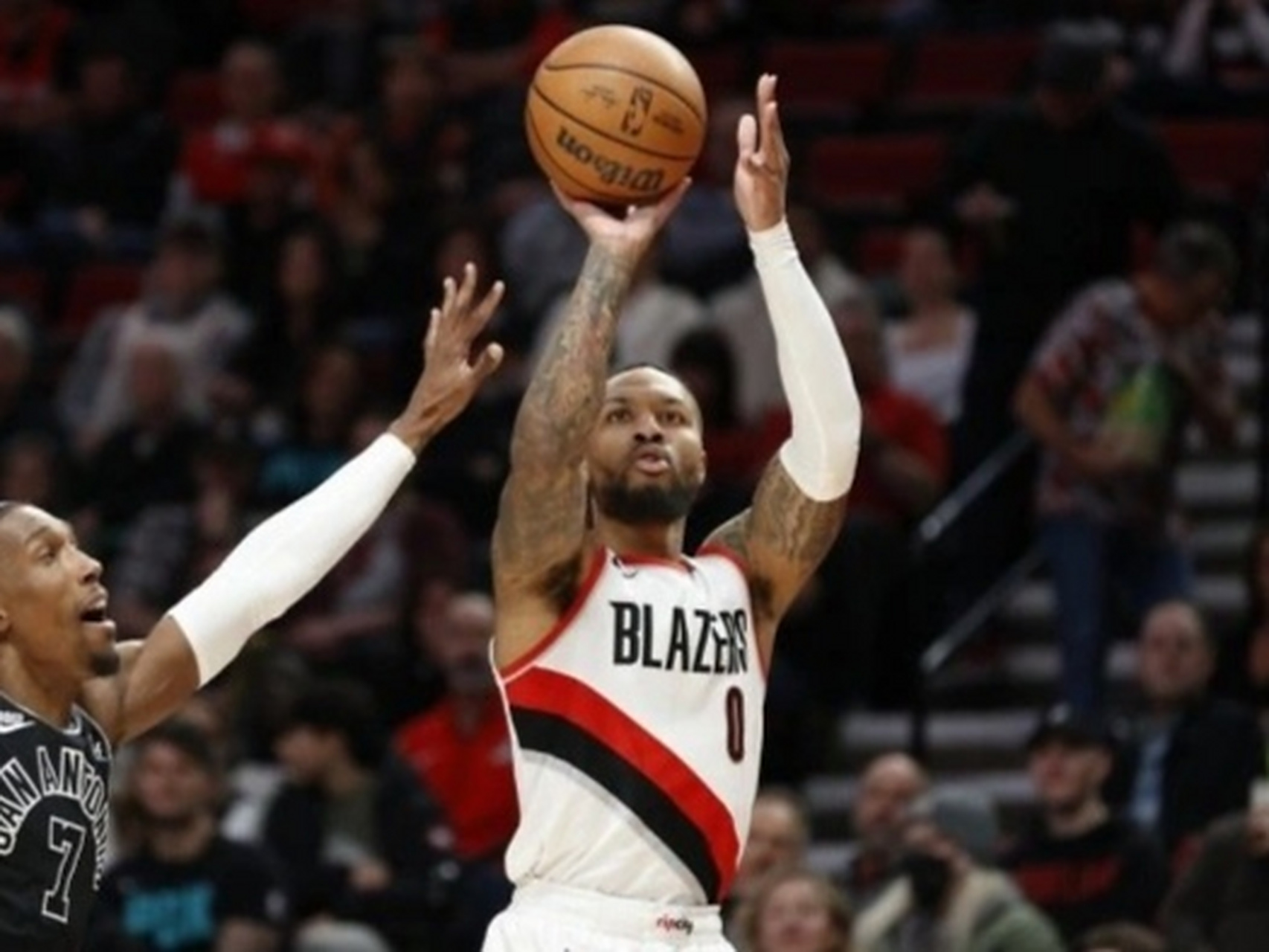 开云体育官网-开拓者客场击败老鹰，利拉德砍下关键三分的简单介绍