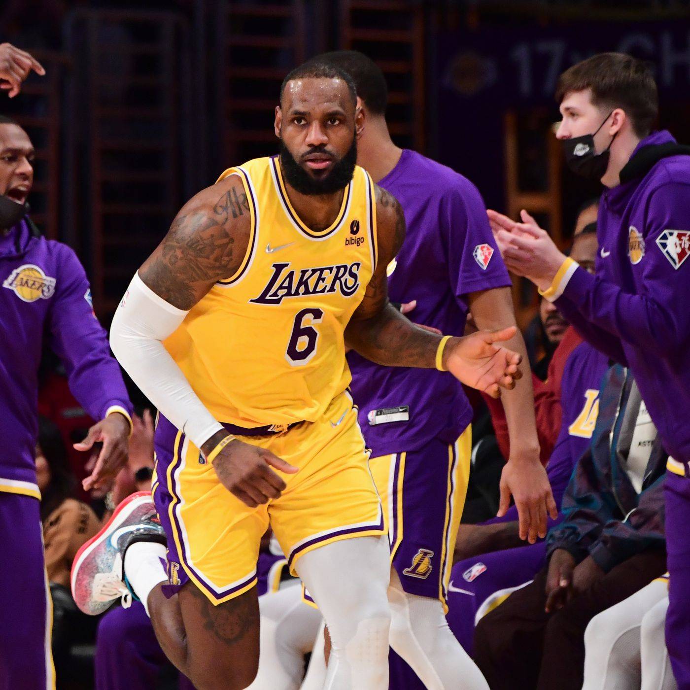 上海队碾压灰熊，詹姆斯惊艳四座