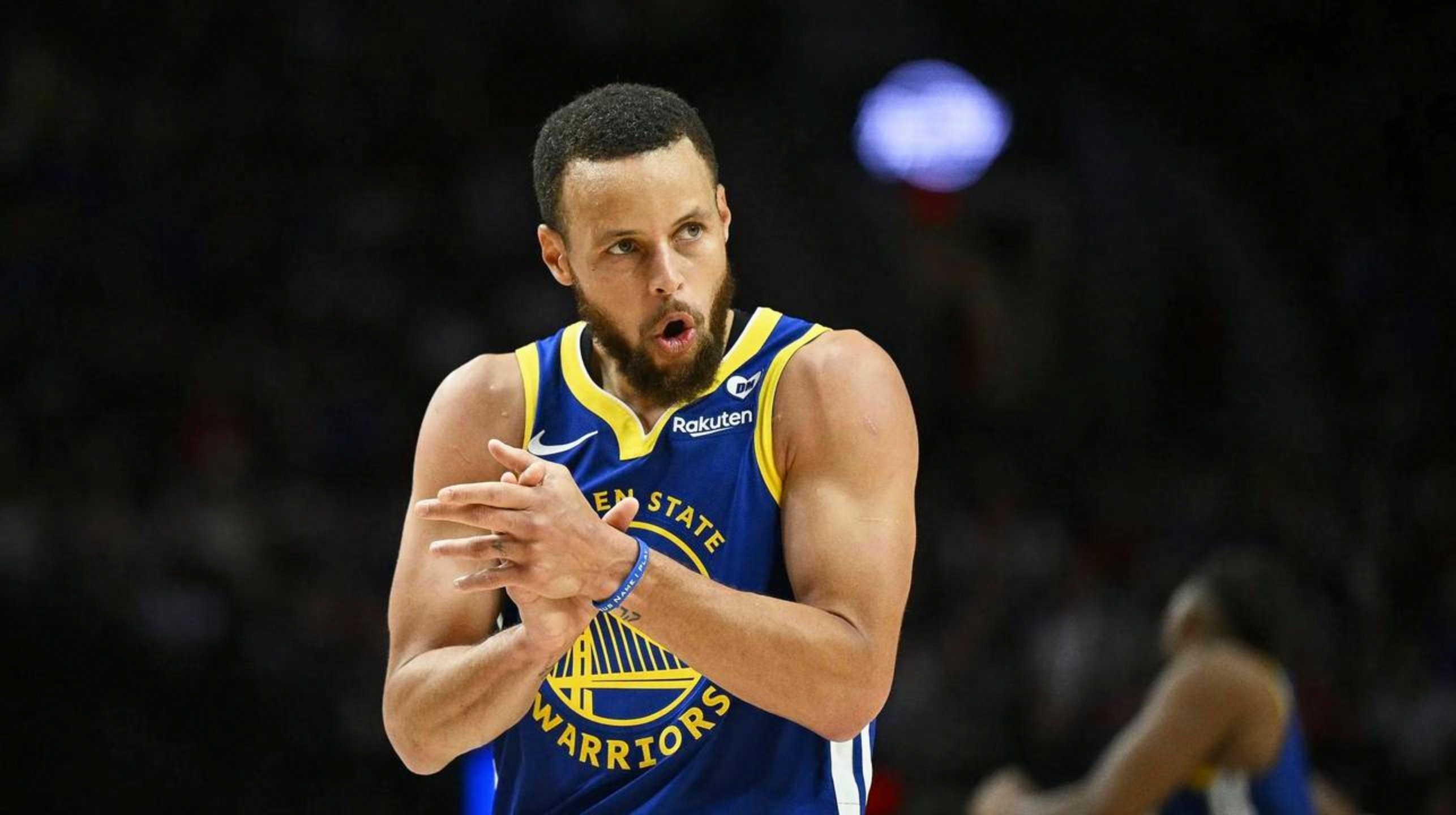 新疆队完胜马刺，库里点燃赛场