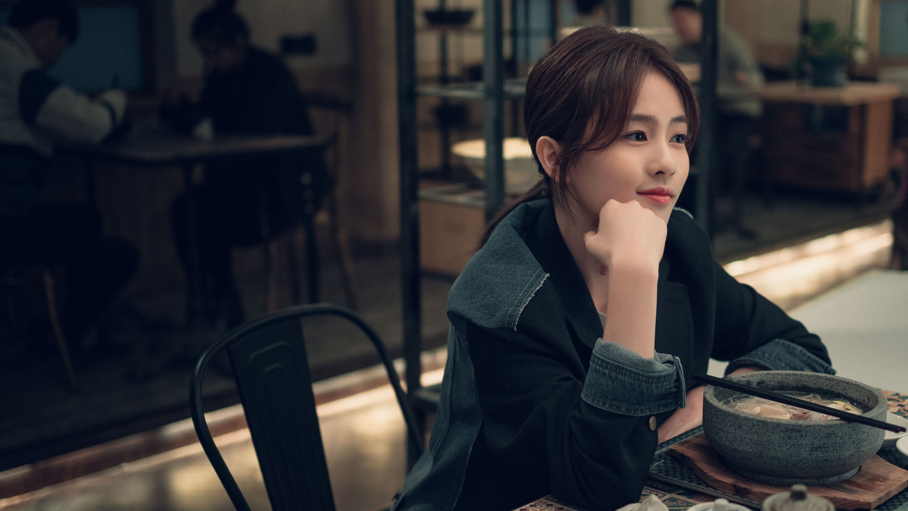 开云平台-双重奏，赛道窒息攻防与球场的铁血绞杀